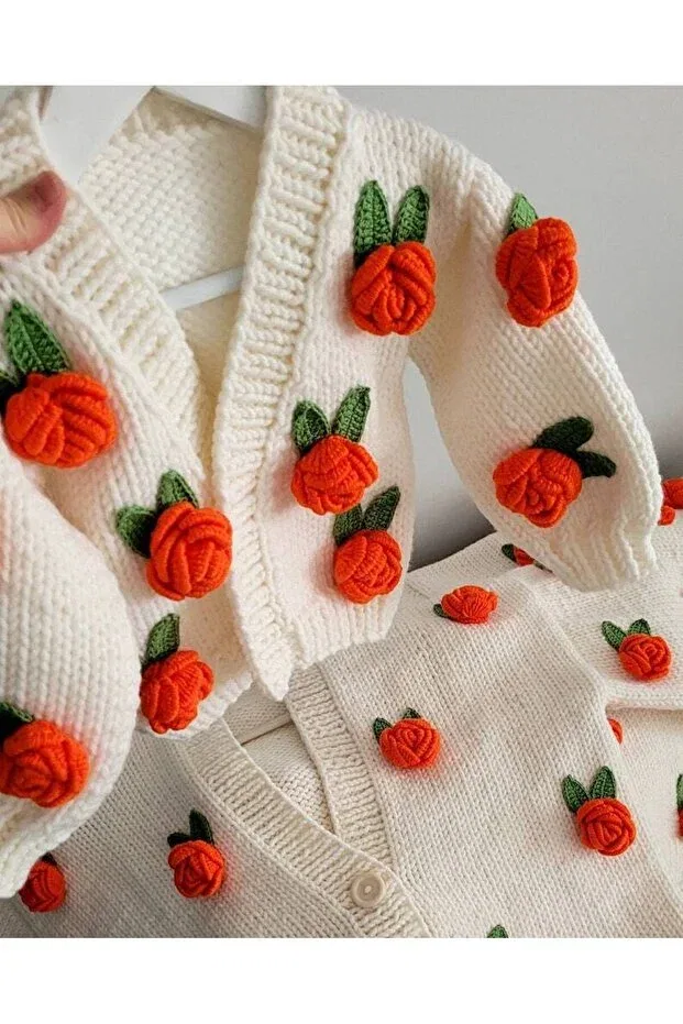 Детский кардиган с принтом Rose Detailed Hand Knitted Children's Cardigan, Flower Detailed Baby Cardigan El Örgüsü, Orange — фото 2
