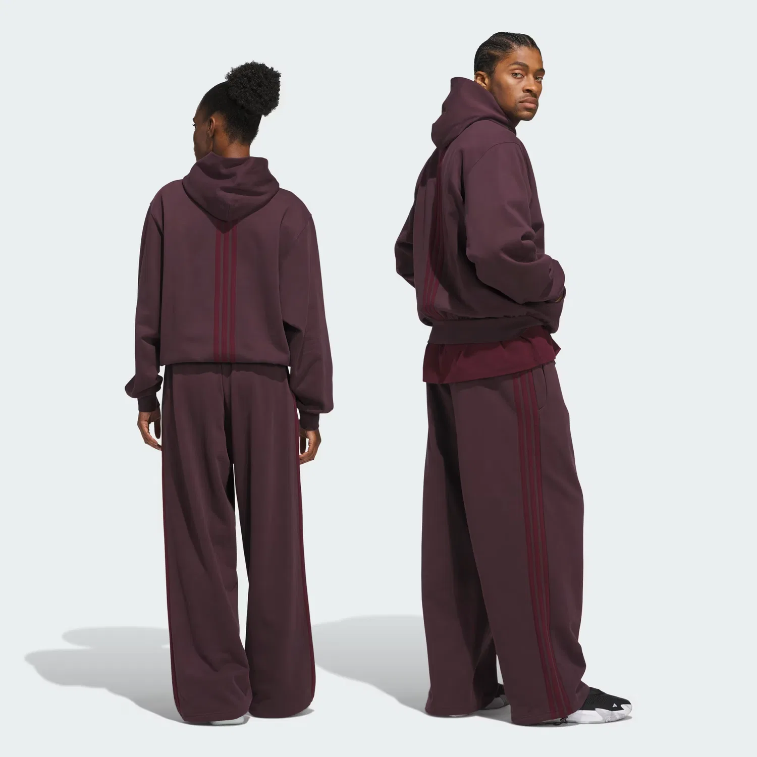Спортивные штаны на флисе свободного кроя Basketball Fleece 3-Stripes Adidas Performance, темно-бордовый — фото 2