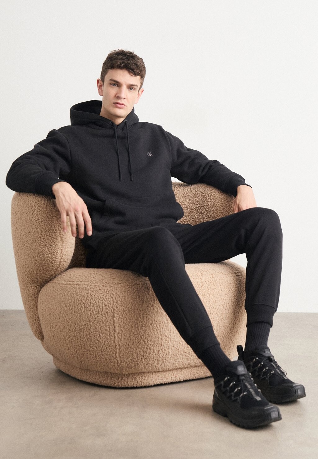 

Свитер с капюшоном HOODIE Calvin Klein, черный