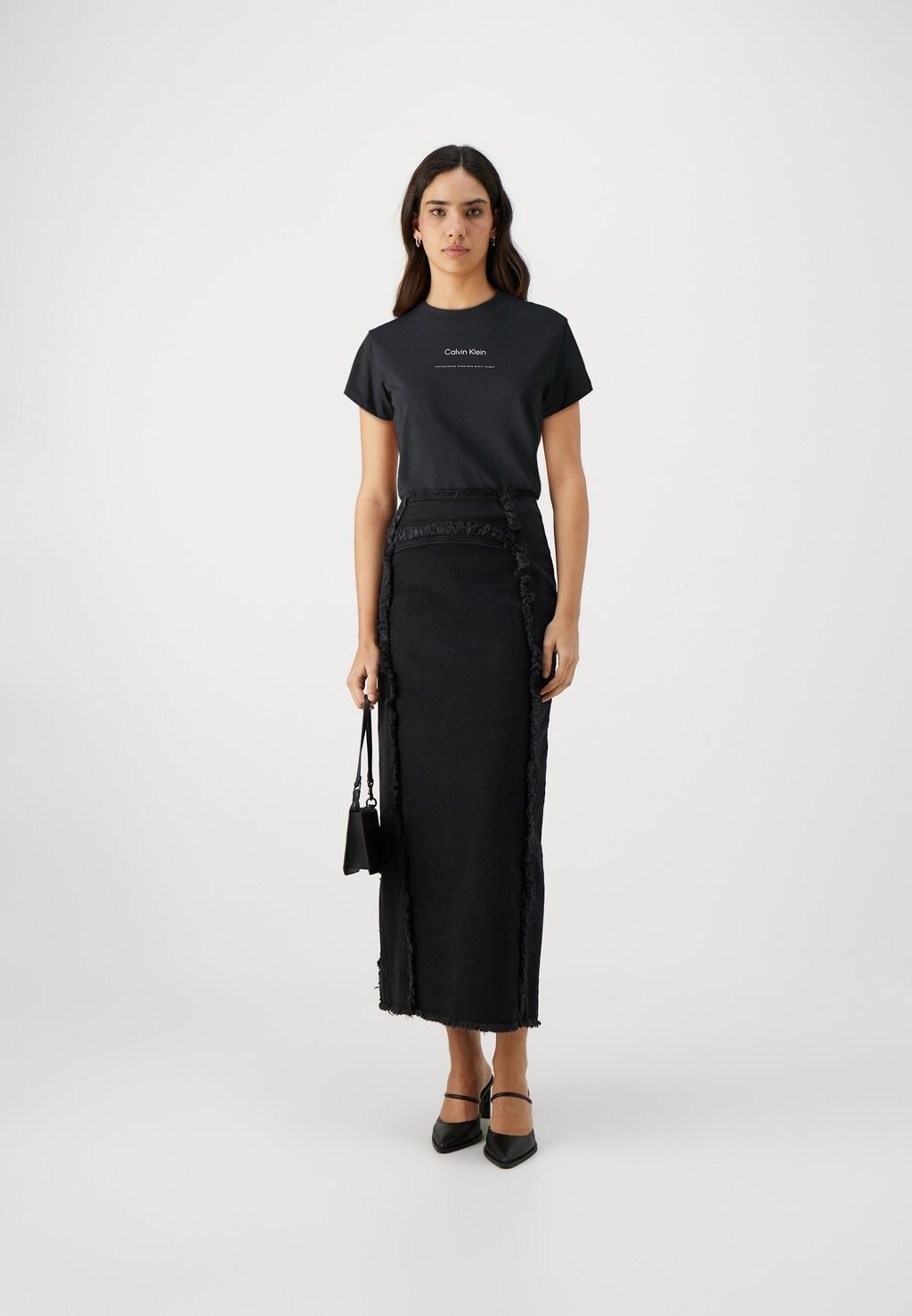 

Базовая футболка Multi Logo Regular Calvin Klein, черная