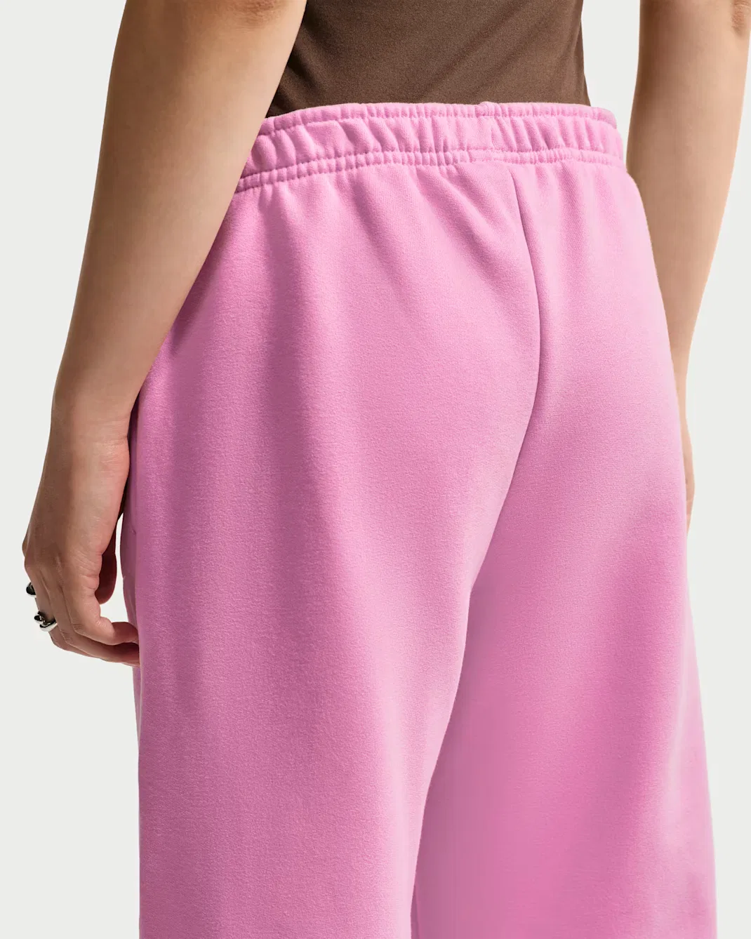 Женские брюки средней посадки с широкими штанинами Nike Studio Fleece Medium Weight, Pink Rise/Sail — фото 3