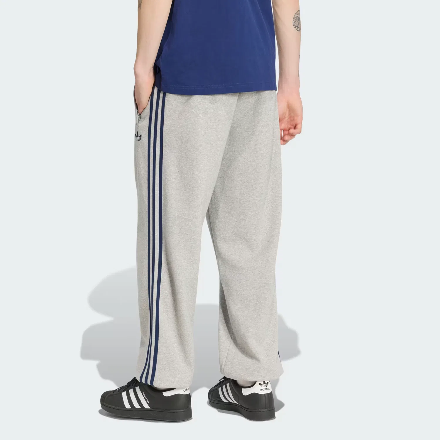 Мужские спортивные брюки свободного кроя Adicolor 3-Stripes Cuffed Adidas Originals, светло-серый меланж — фото 2