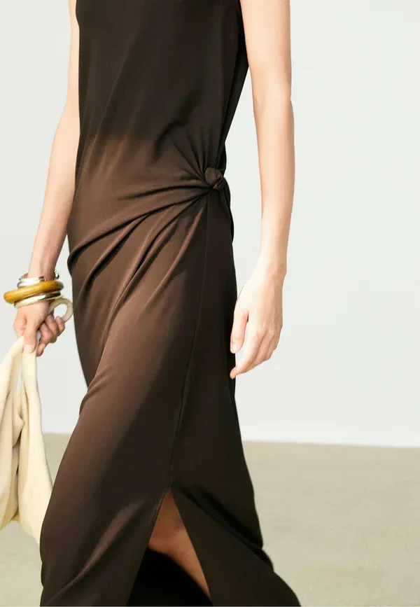 Платье миди из вискозы Asymmetric ruched midi dress Massimo Dutti, темно-коричневый — фото 3