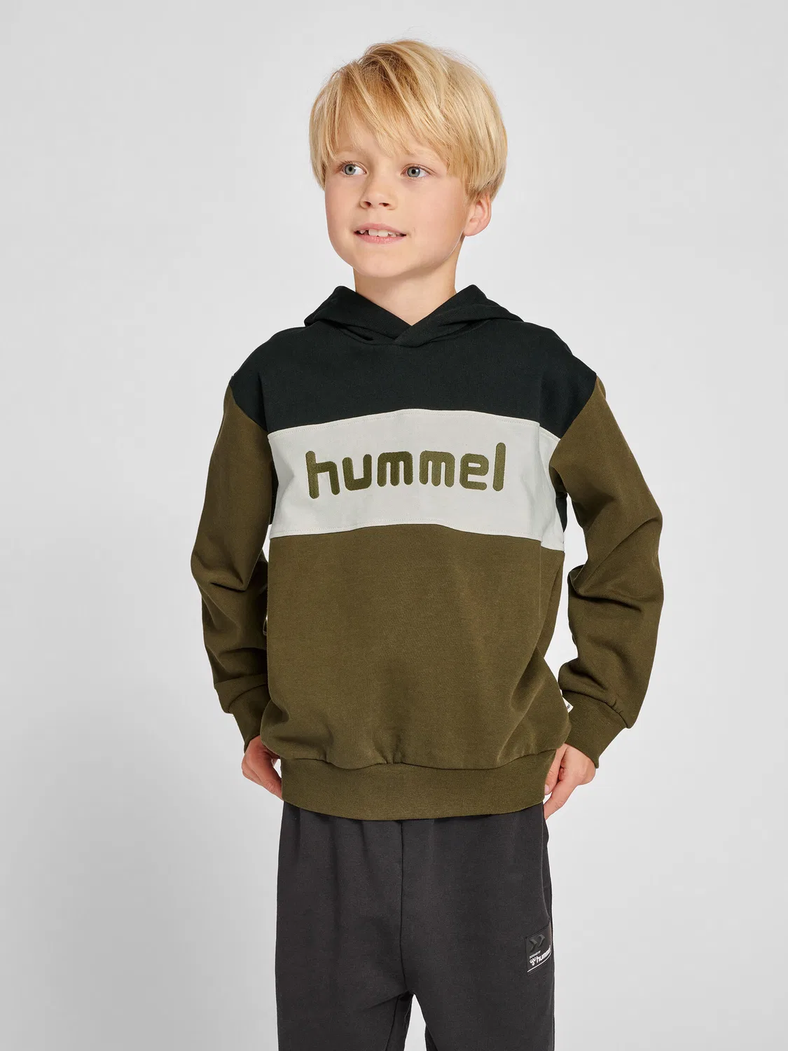 Детское худи Hummel Hmlmorten, Darkolivgrun Schwarz