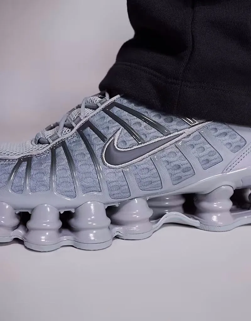 Кроссовки Nike Shox TL серого и серебристого цвета — фото 4