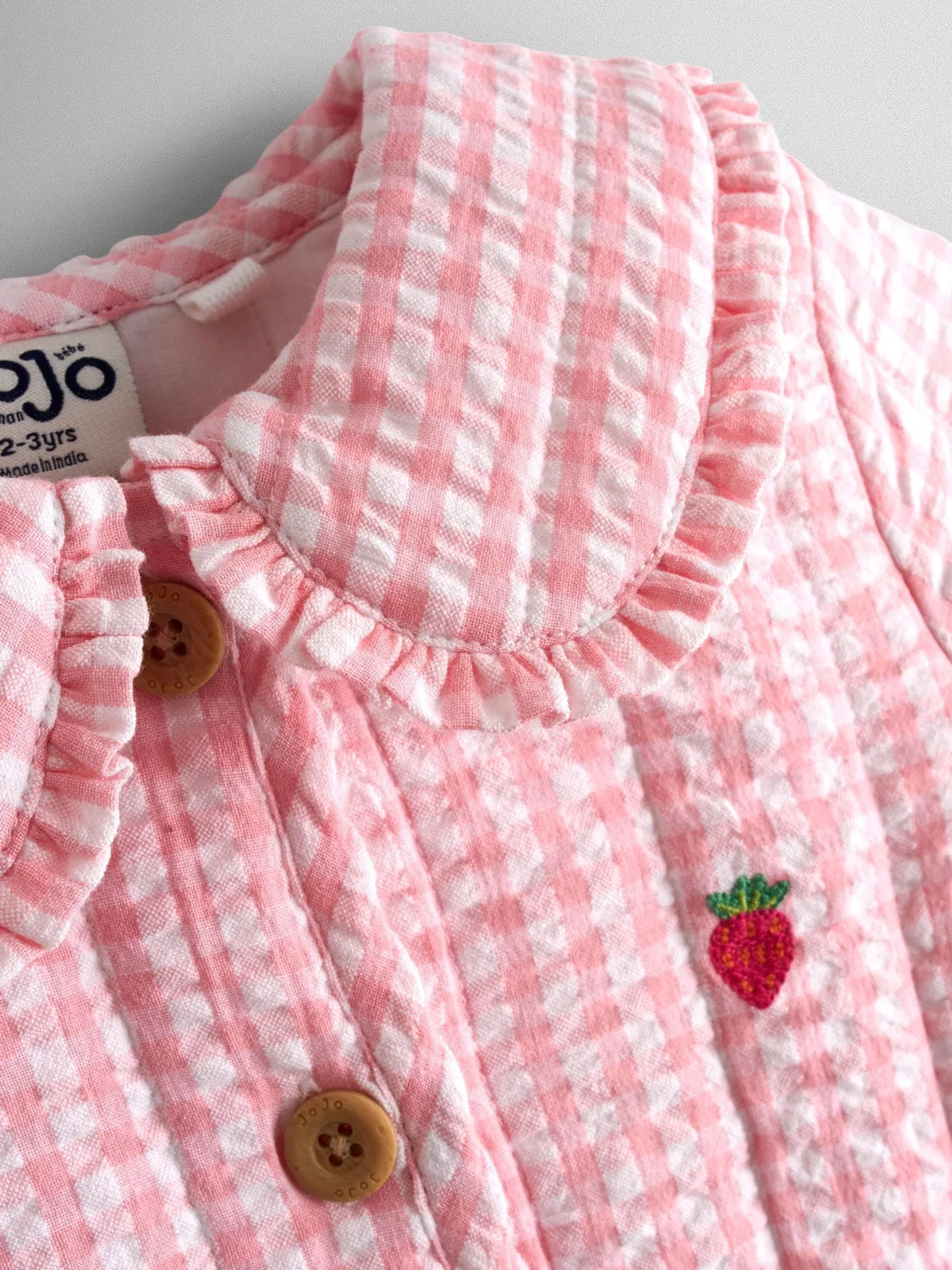 Куртка стеганая с вышивкой клубники Jojo Maman Bébé, розовая — фото 3