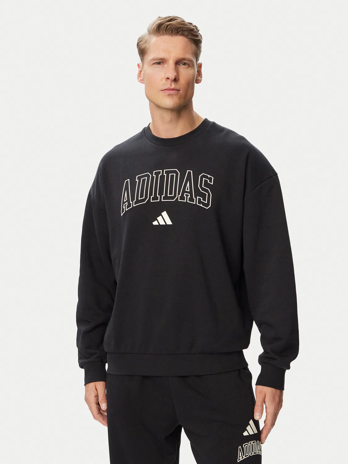 Мужская толстовка стандартного кроя Seasonal Essentials Collegiate French Terry Crew Adidas, черный