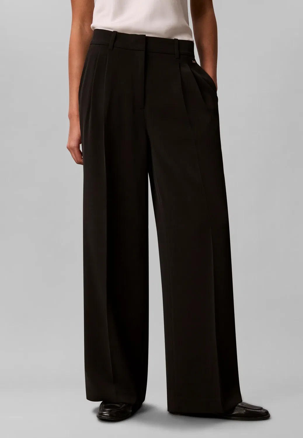 Аккуратные широкие складки на штанинах - широкие штанины Calvin Klein, Black