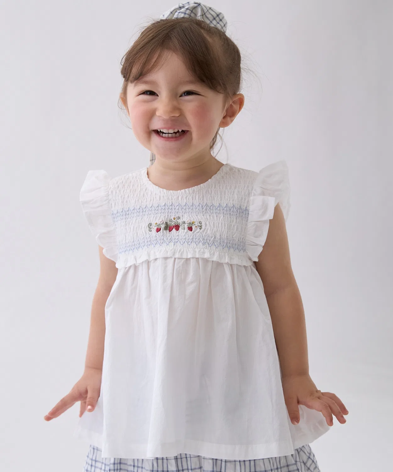 Детская туника без рукавов с вышивкой клубникой petit main, Off White