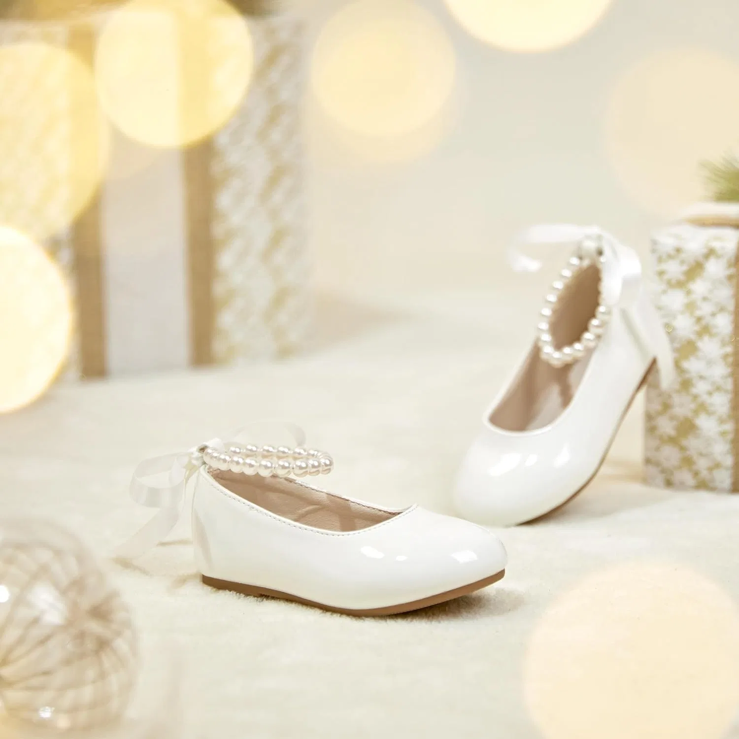 Детские туфли-балетки для девочек с жемчужным ремешком PHIRAMIN, Patent White Pearl Strap — фото 3