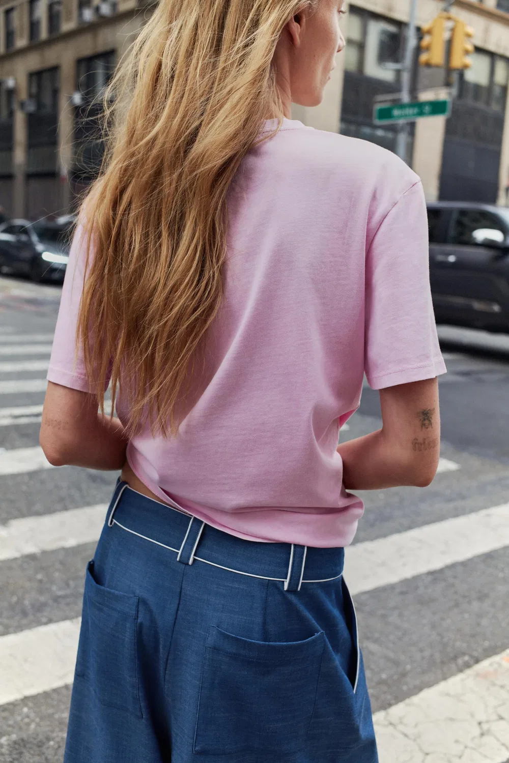 Футболка с эффектом потертости и драгоценными камнями ZARA, Pink — фото 4