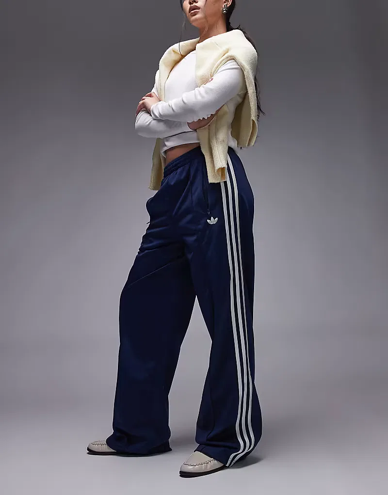 Свободные спортивные брюки Adidas Originals Firebird в сине-белом цвете
