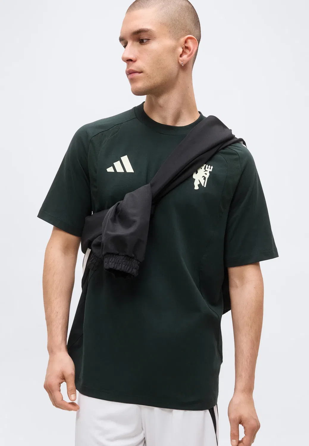 Футболка Manchester United Tiro Travel Tee - клубная одежда Adidas Performance, Jungle Ink — фото 4