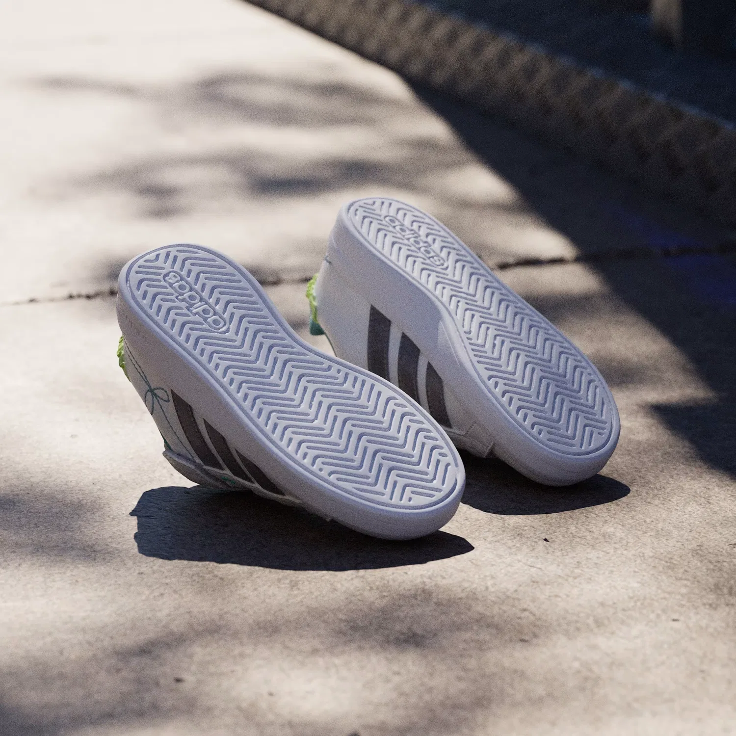 Детские кроссовки для девочек с бантами Grand Court 3.0 Adidas Sportswear, Cloud White/Silver Metallic/Flash Aqua — фото 4