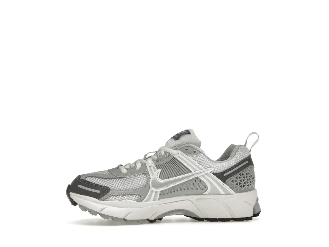 Детские кроссовки Lifestyle Nike Zoom Vomero 5, Pure Platinum/Summit White/Dark Grey/Metallic Silver — фото 3