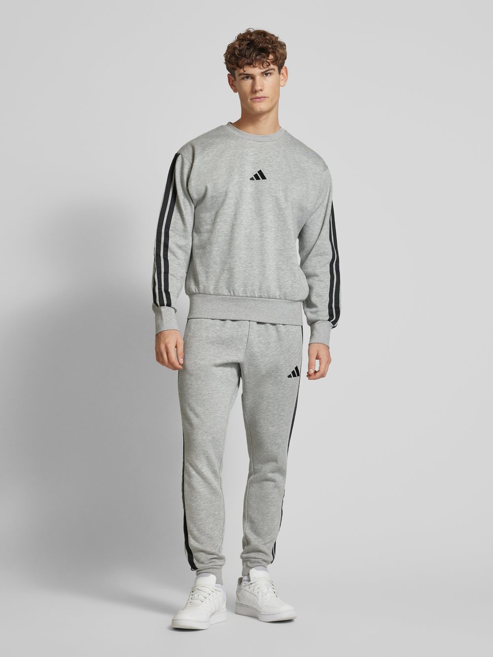 

Свободные спортивные брюки с вышитым логотипом ADIDAS SPORTSWEAR, светло-серый