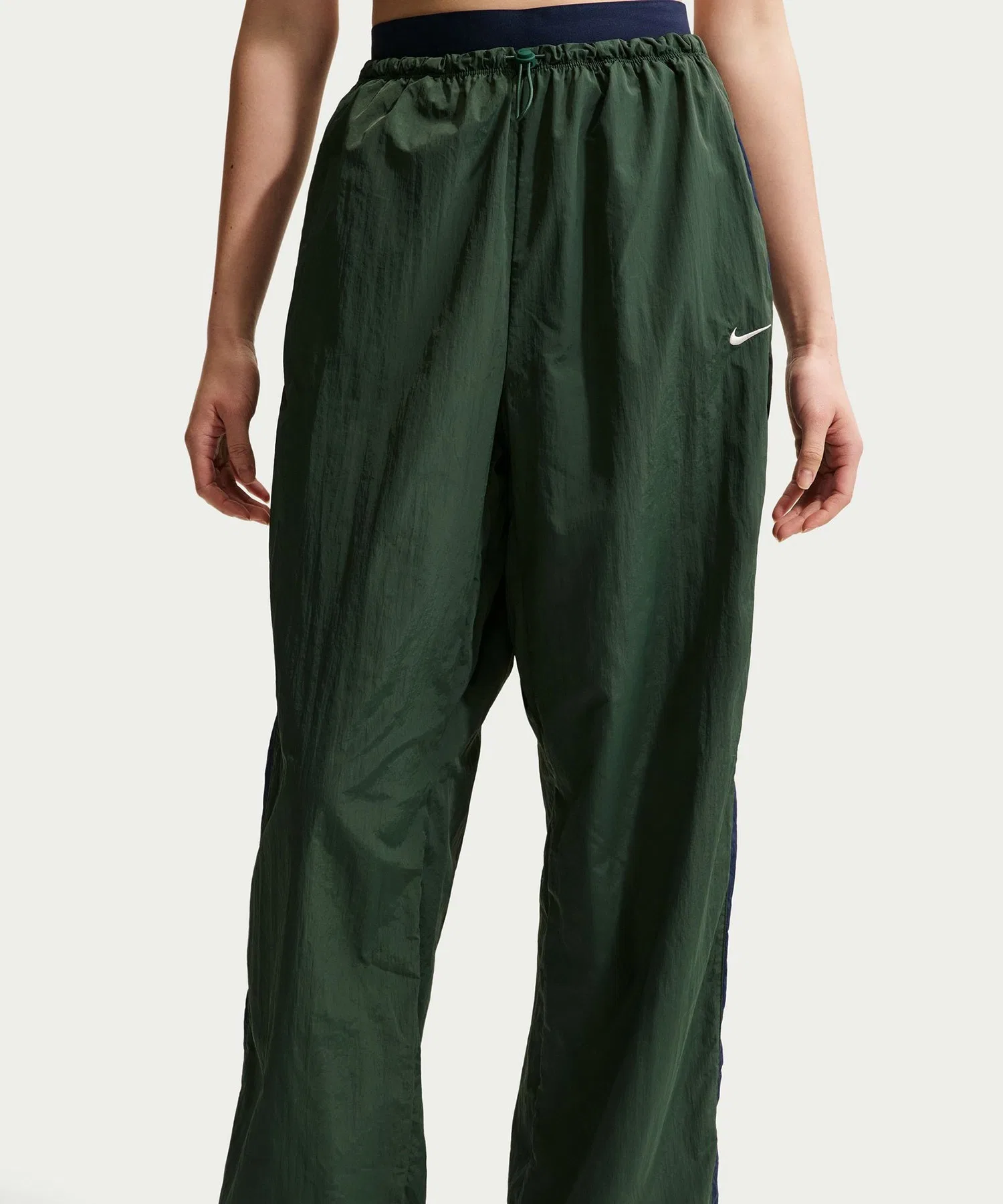 Женские спортивные брюки NIKE NSW PARACHUTE чёрные — фото 2