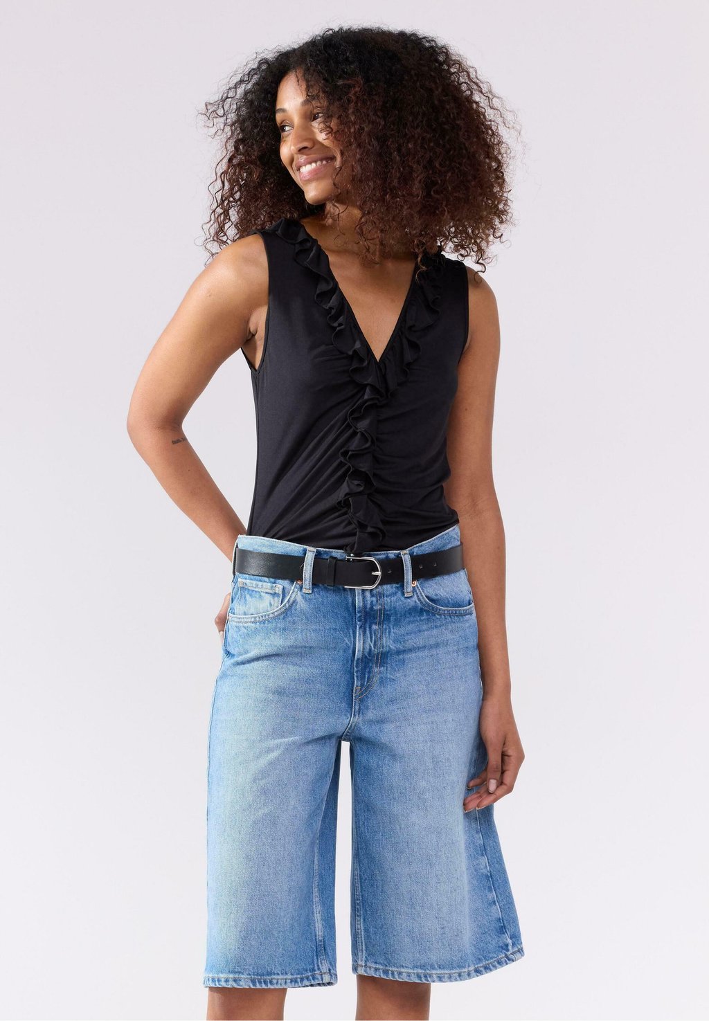 

Топ WITH FRILL DETAILS Lindex, черный