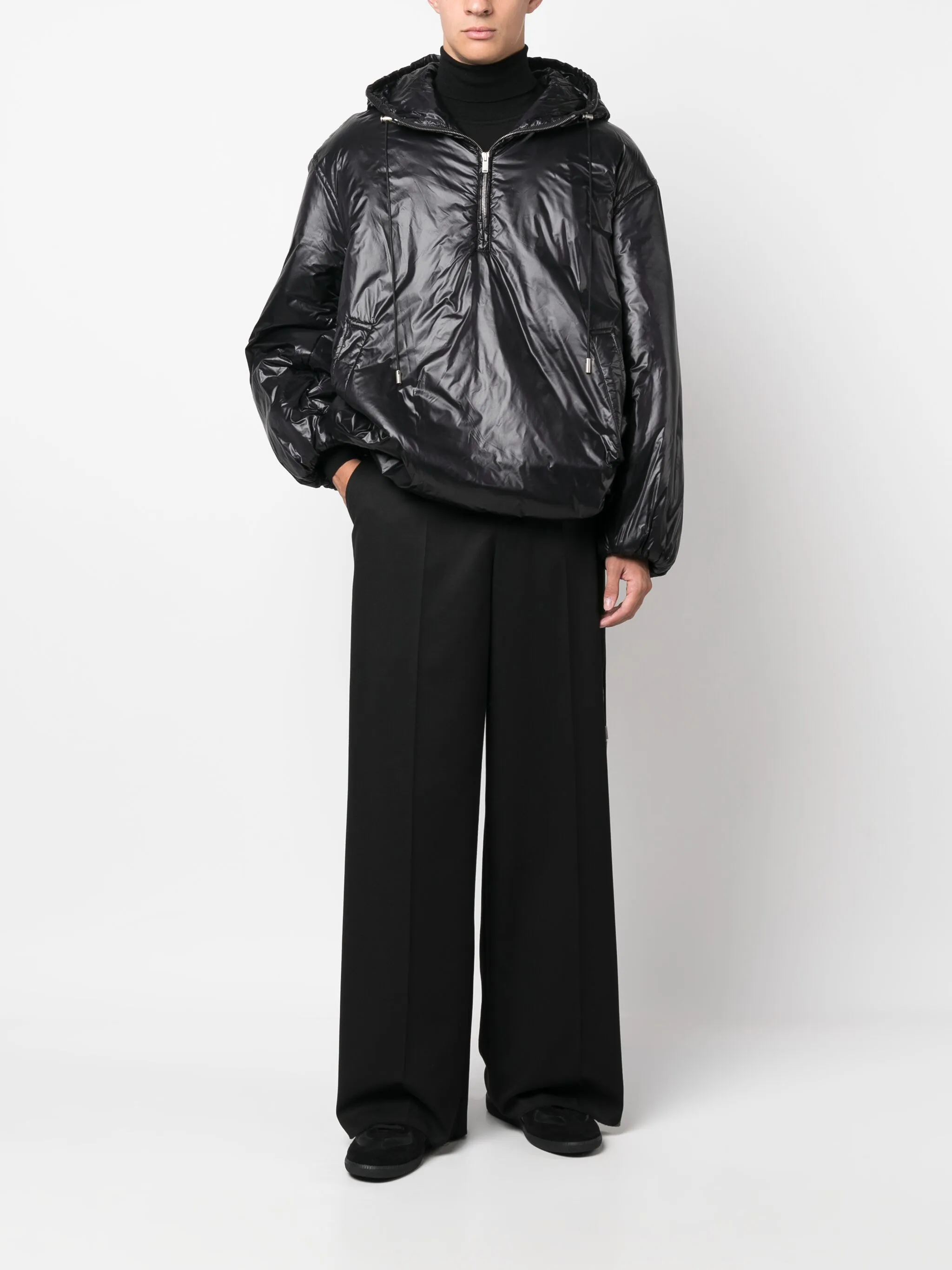 Плащ Cassandre с капюшоном и тисненым логотипом Saint Laurent, черный — фото 2