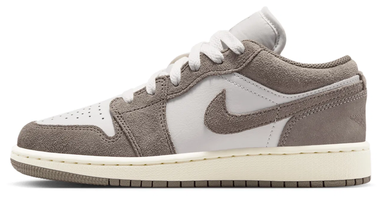 Кроссовки для мальчиков AJ 1 Low Jordan, цвет Enigma Stone/Olive Grey/Summit White — фото 2