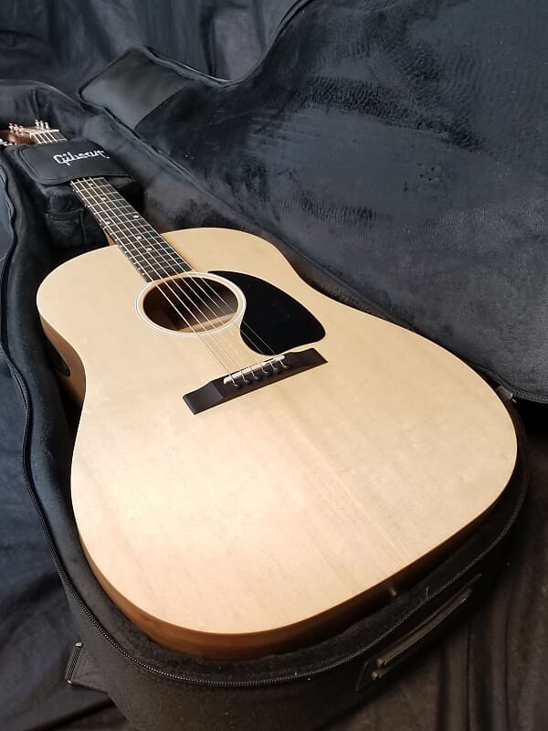 

Акустическая гитара Gibson Generation G-45, верхняя дека из цельной ситхинской ели, нижняя дека и обечайка из орехового дерева, современный мягкий футляр MCRSG5AN