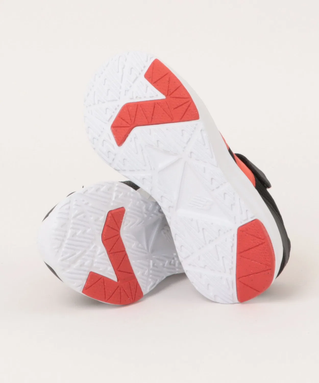 Детские кроссовки с одним ремнем и шнурками, модель P578 V1 New Balance, Black/Red — фото 3