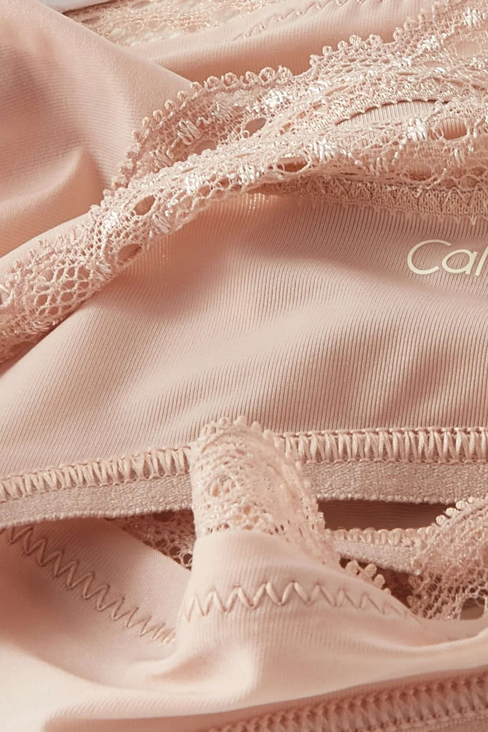 Трусы-стринги с кружевной отделкой из эластичного нейлона Calvin Klein, нейтральный — фото 2