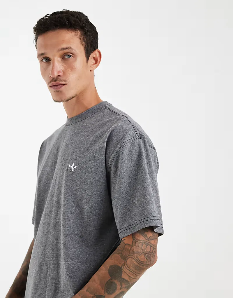 Укороченная футболка Adidas Originals Trefoil essentials меланжевого, темно-серый меланж