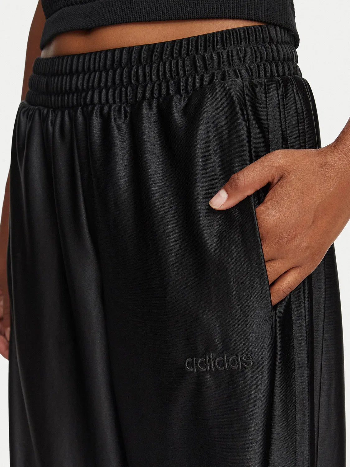 Женские брюки стандартного кроя Essentials Satin Adidas, черный — фото 4