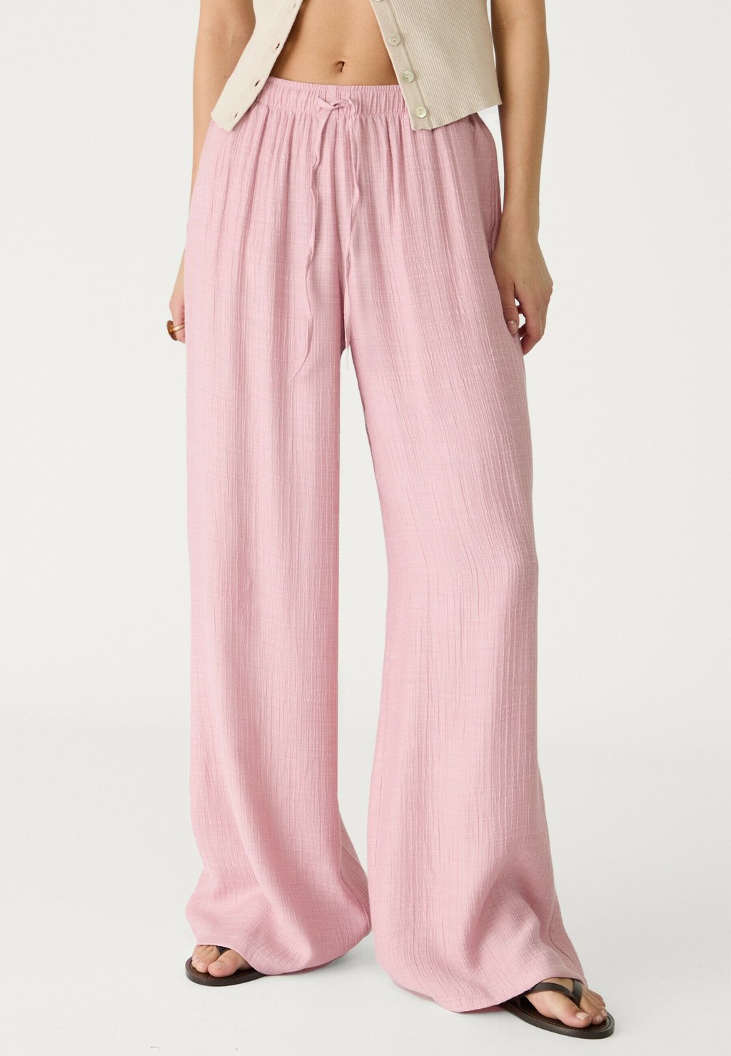 

Брюки FLOWING TEXTURED Stradivarius, светло-розовый