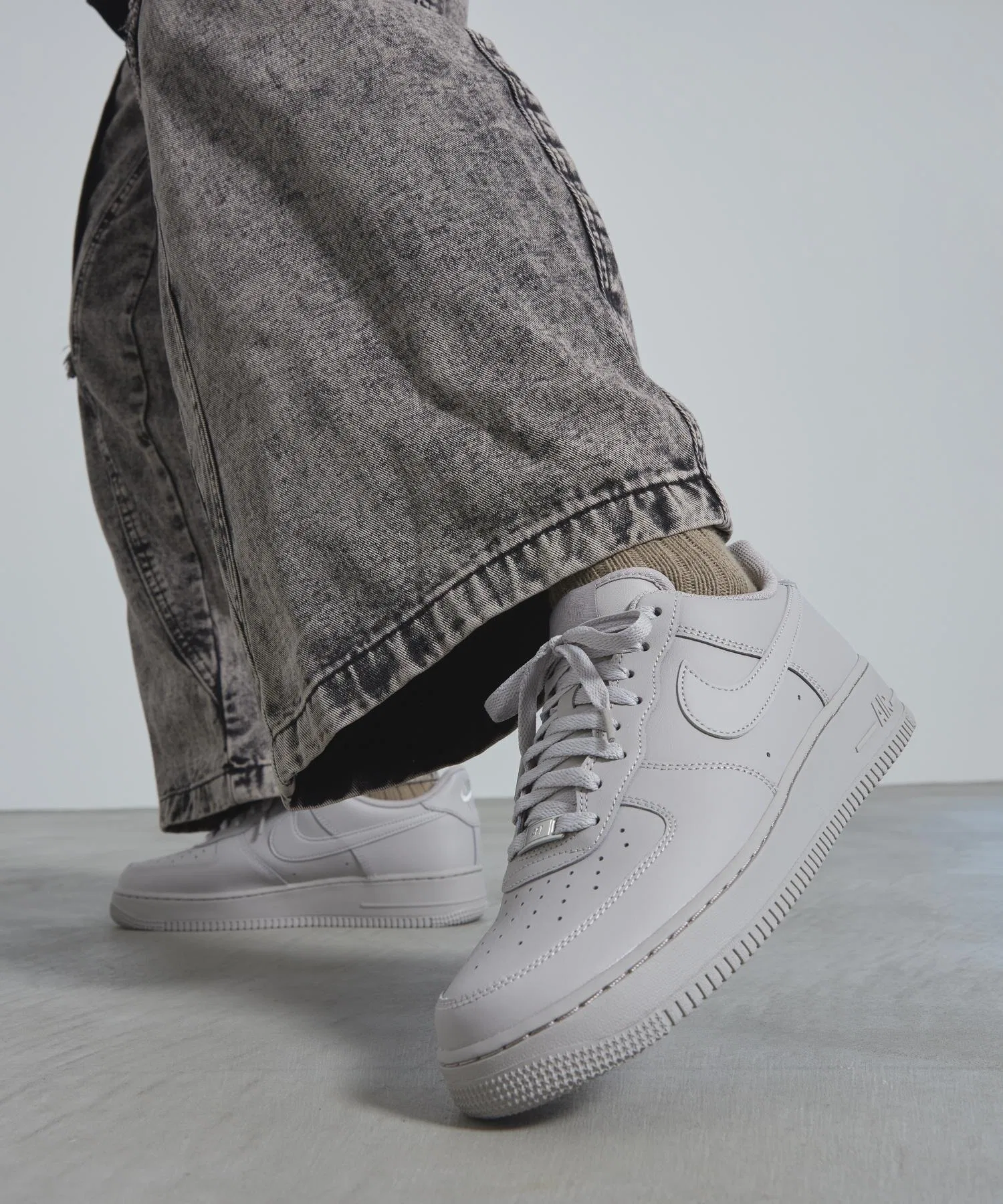 Мужские кроссовки Nike Air Force 1 '07 серые
