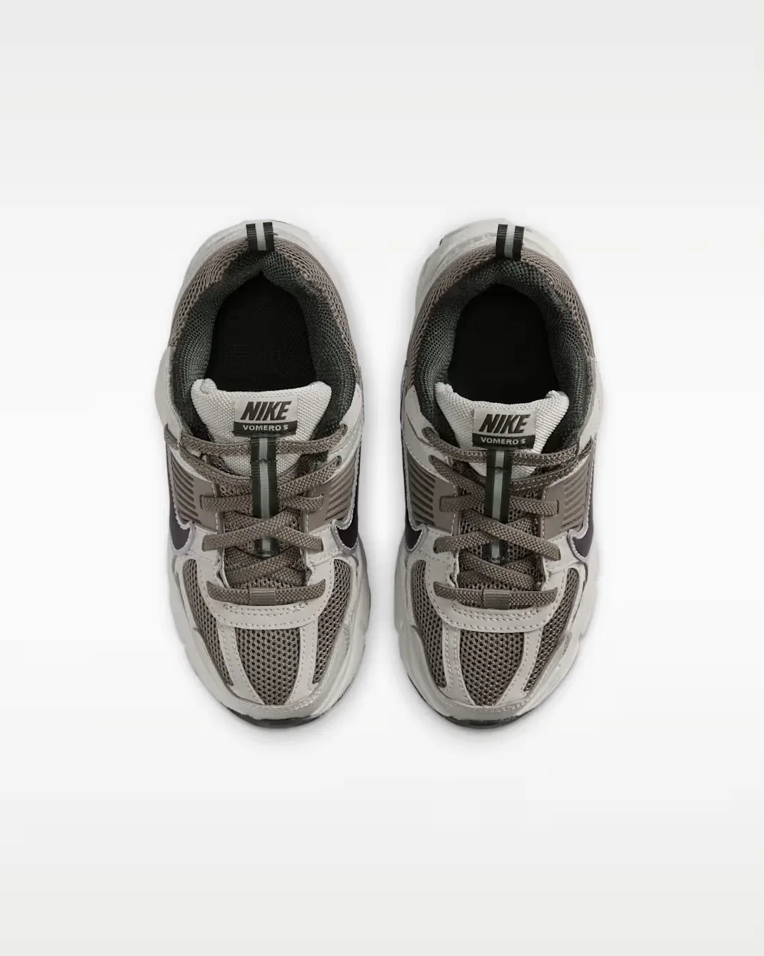 Детские кроссовки со светоотражающими элементами Nike Vomero 5, College Grey/Cave Stone/Metallic Silver/Black — фото 4