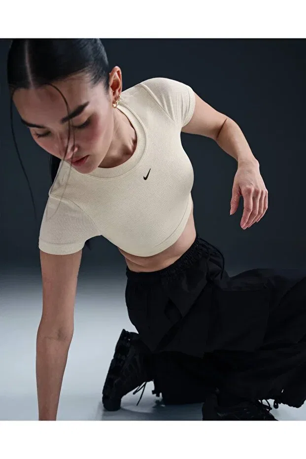 Женская укороченная футболка с асимметричным кроем Nike, Beige — фото 4