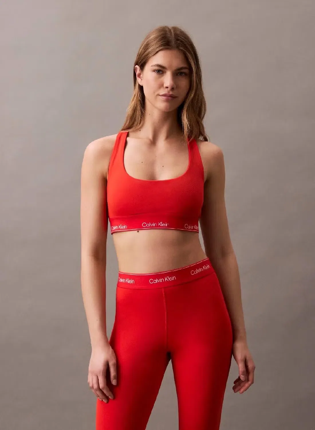 Бюстгальтер спортивный средней поддержки с логотипом Calvin Klein, расплавленный