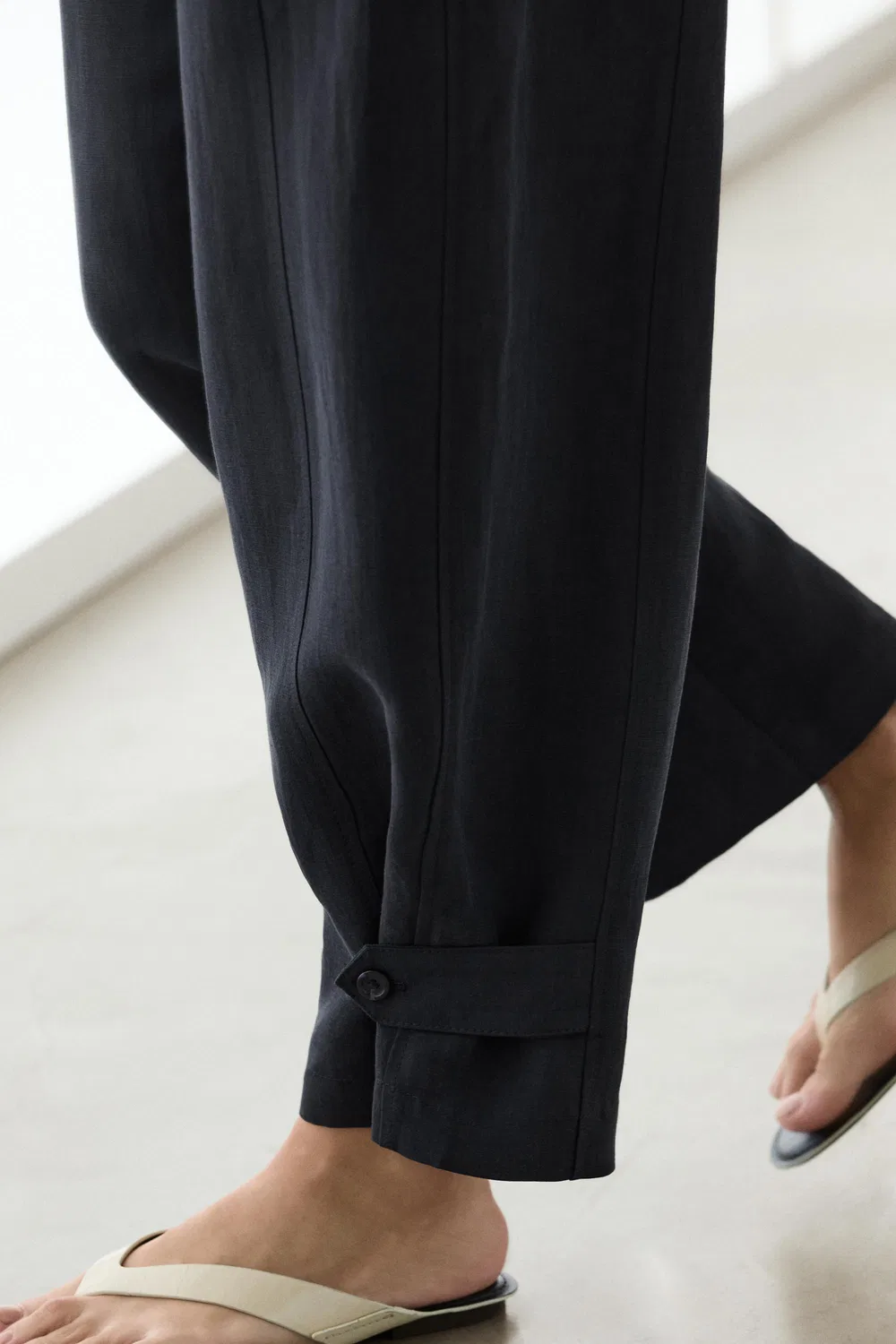 Брюки Massimo Dutti, струящиеся, из смесовой льняной ткани, темно-синие — фото 4