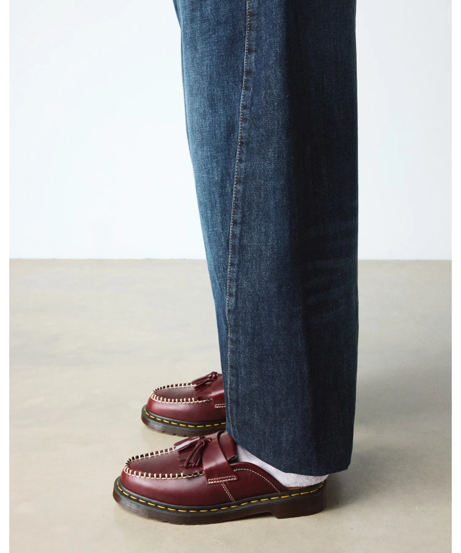 Унисекс сабо из натуральной кожи Dr. Martens ADRIAN с кисточками вишневые — фото 4