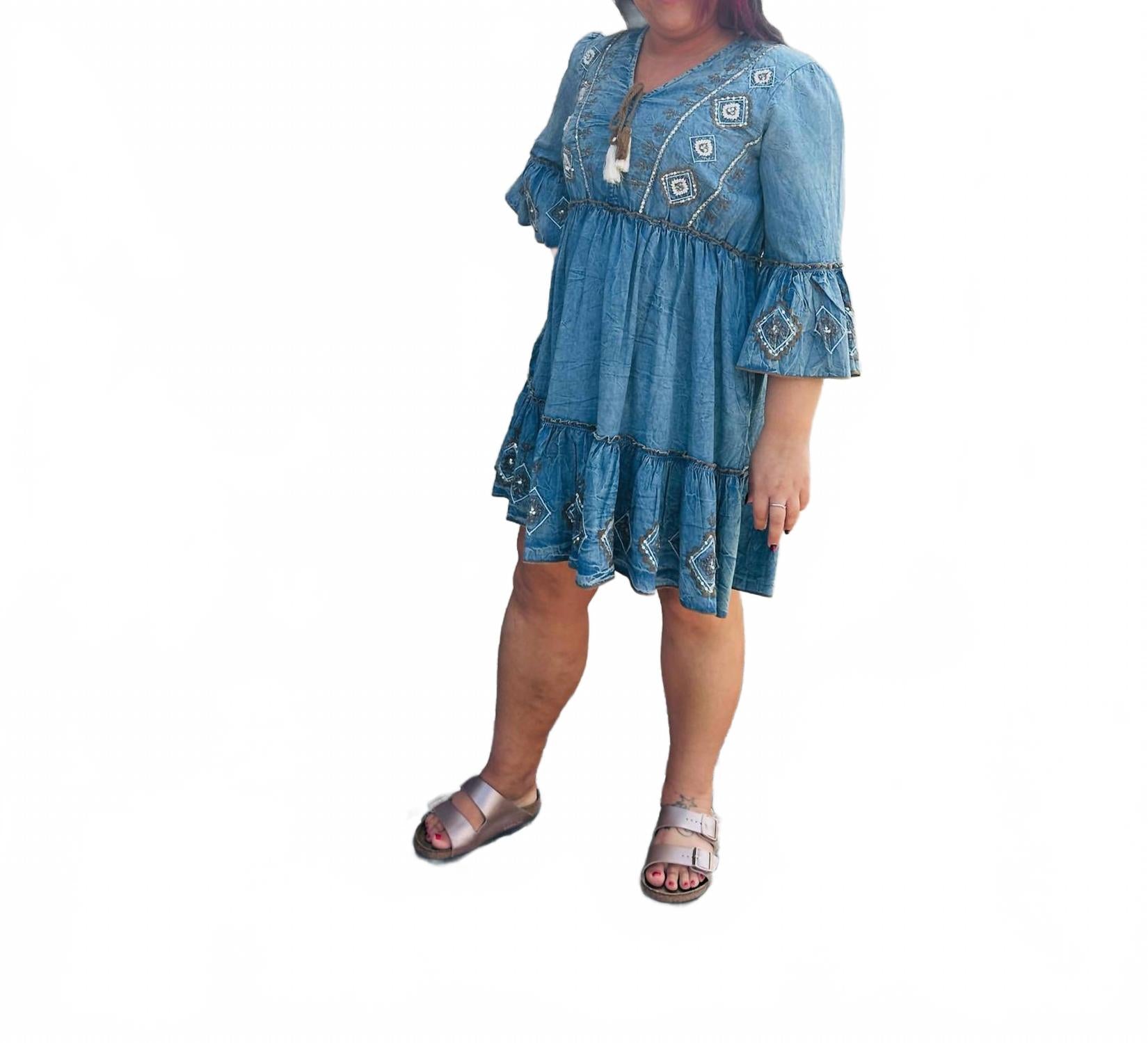 

Женское платье с вышивкой из денима и расклешенными рукавами в синем цвете Papillon