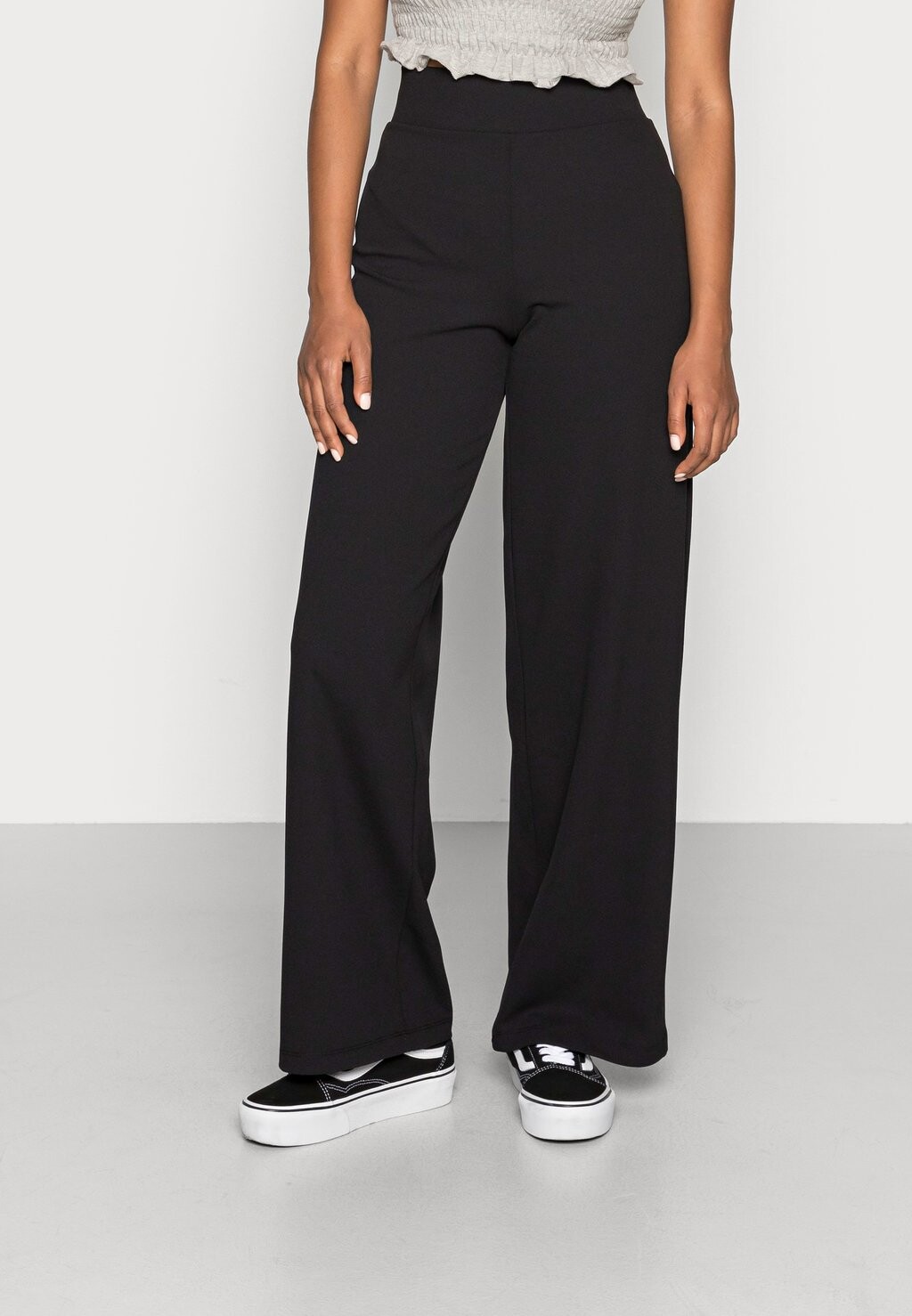 

Брюки Gina Tricot, черный