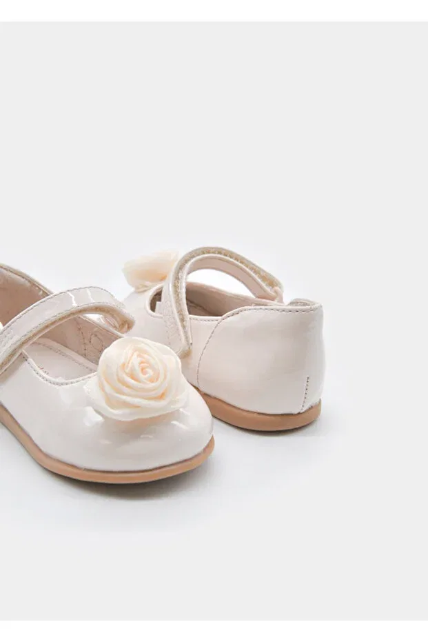 Детские балетки для девочек с принтом Floral patent leather girls' ballerinas 41731 Mayoral, Nude Color — фото 2