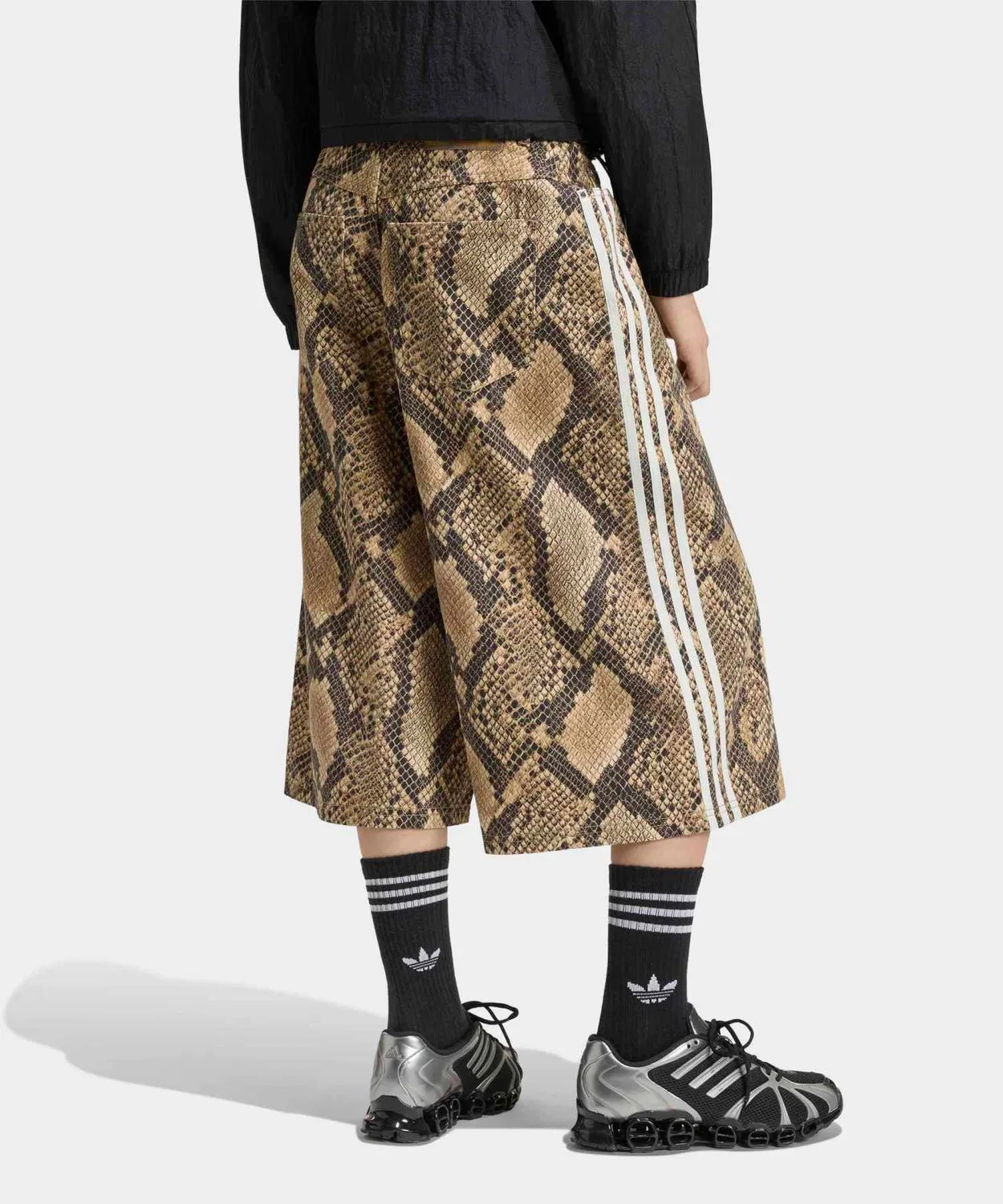 Женские шорты-бермуды свободного кроя с принтом Snake Print Denim Bermuda Shorts Adidas Originals, Beige — фото 2