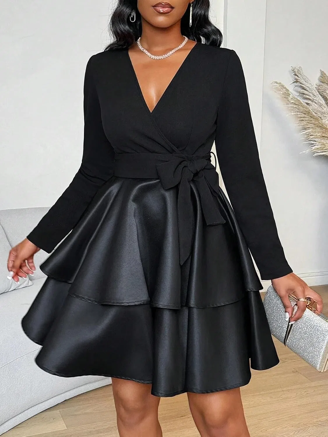 Женское мини-платье с V-образным вырезом и поясом A-Line, Black — фото 2