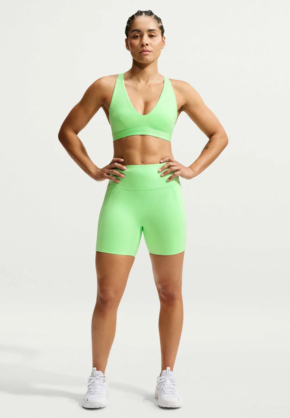 W nk df indy strappy bra - спортивный бюстгальтер со средней поддержкой Nike Performance, Illusion Green/Black — фото 2
