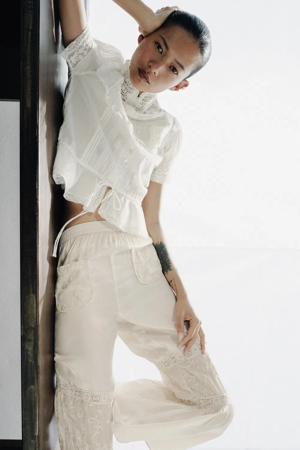 Брюки с кружевной отделкой, вышитой цветочным узором ZARA, Oyster-White — фото 3
