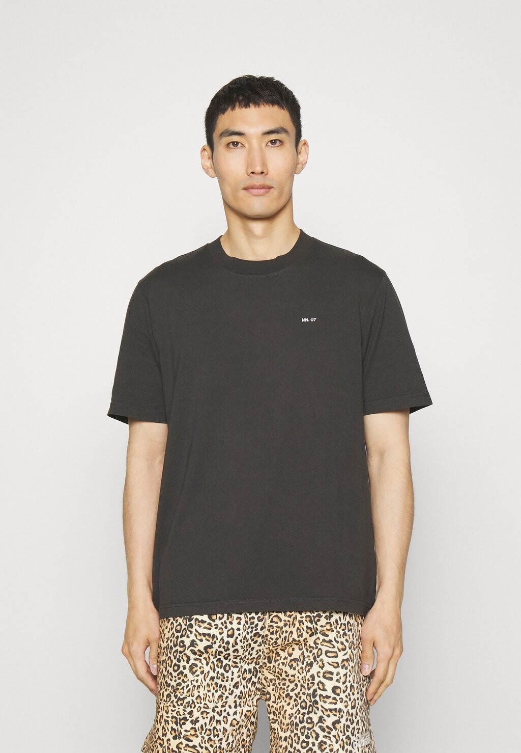 

Базовая футболка Adam Emb NN.07, черный