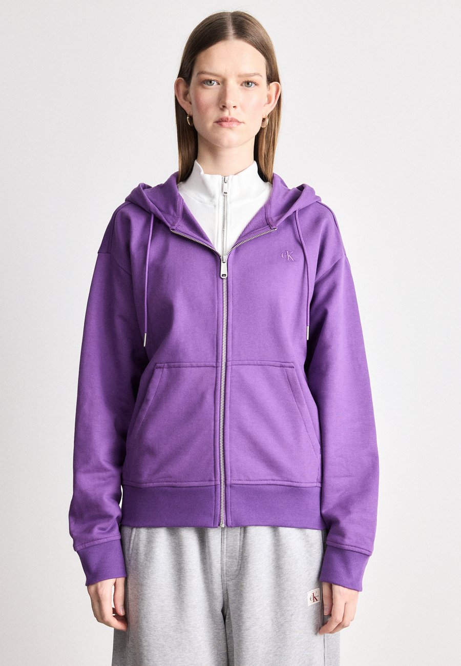 

Толстовка Calvin Klein Jeans ARCHIVE LOGO FRENCH , Smokey Shadow/Purple