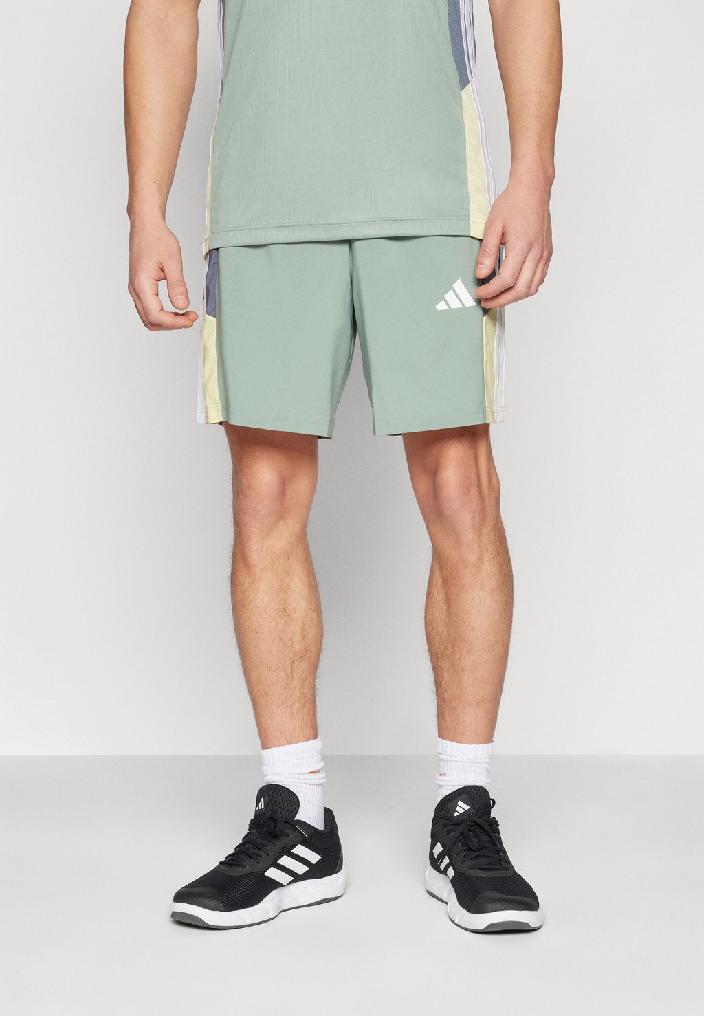 

Спортивные шорты TRAIN ESSENTIALS SEASONAL SHORT adidas Performance, светло-зеленый