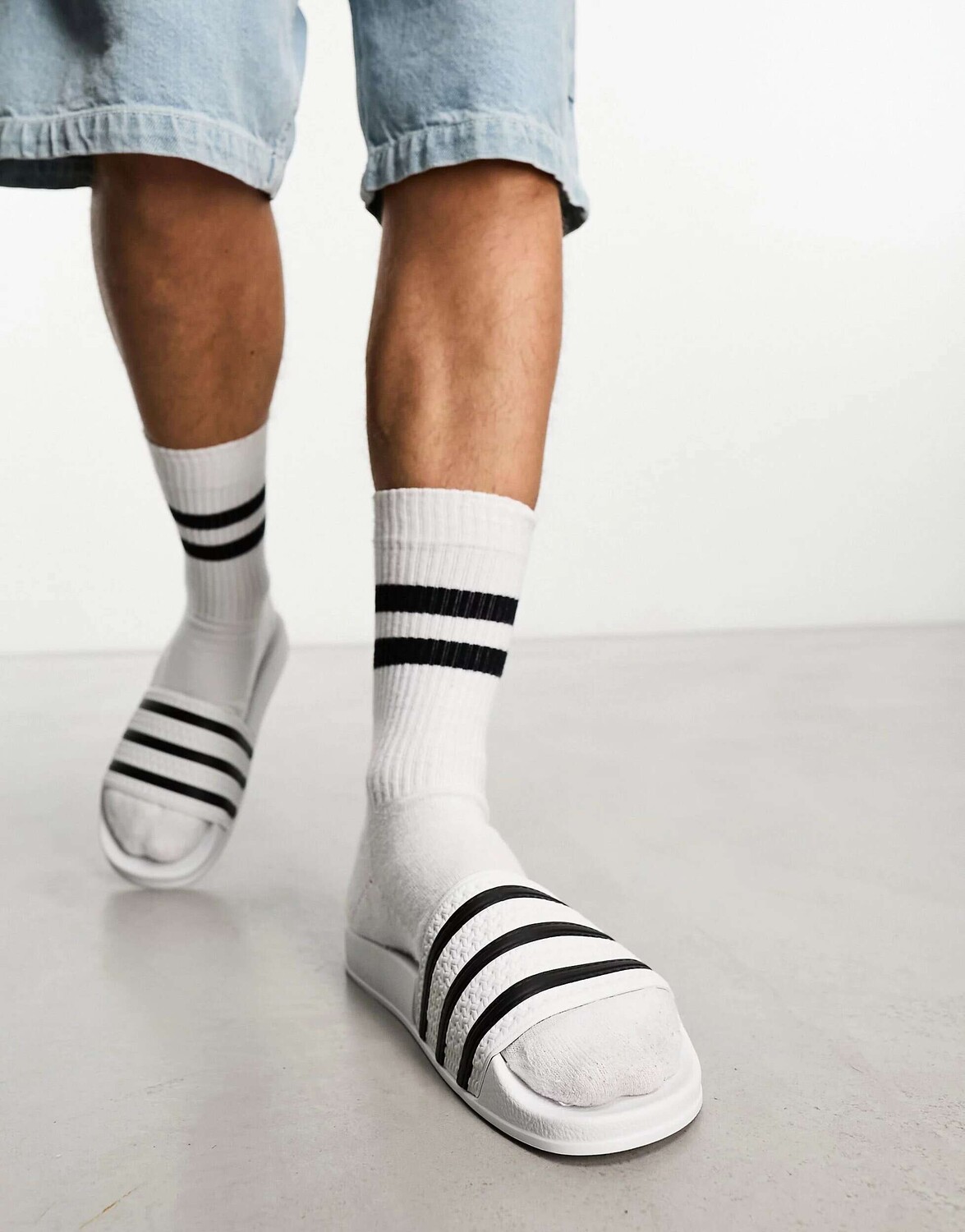 

Белые шлепанцы adidas Originals adilette