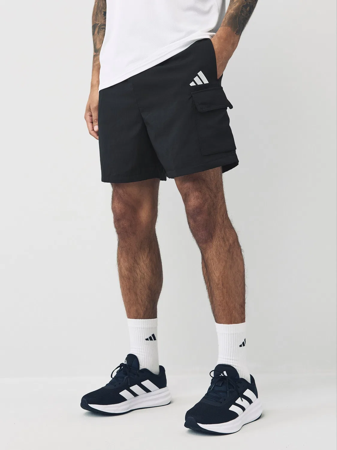 Шорты карго с боковыми карманами adidas, черный