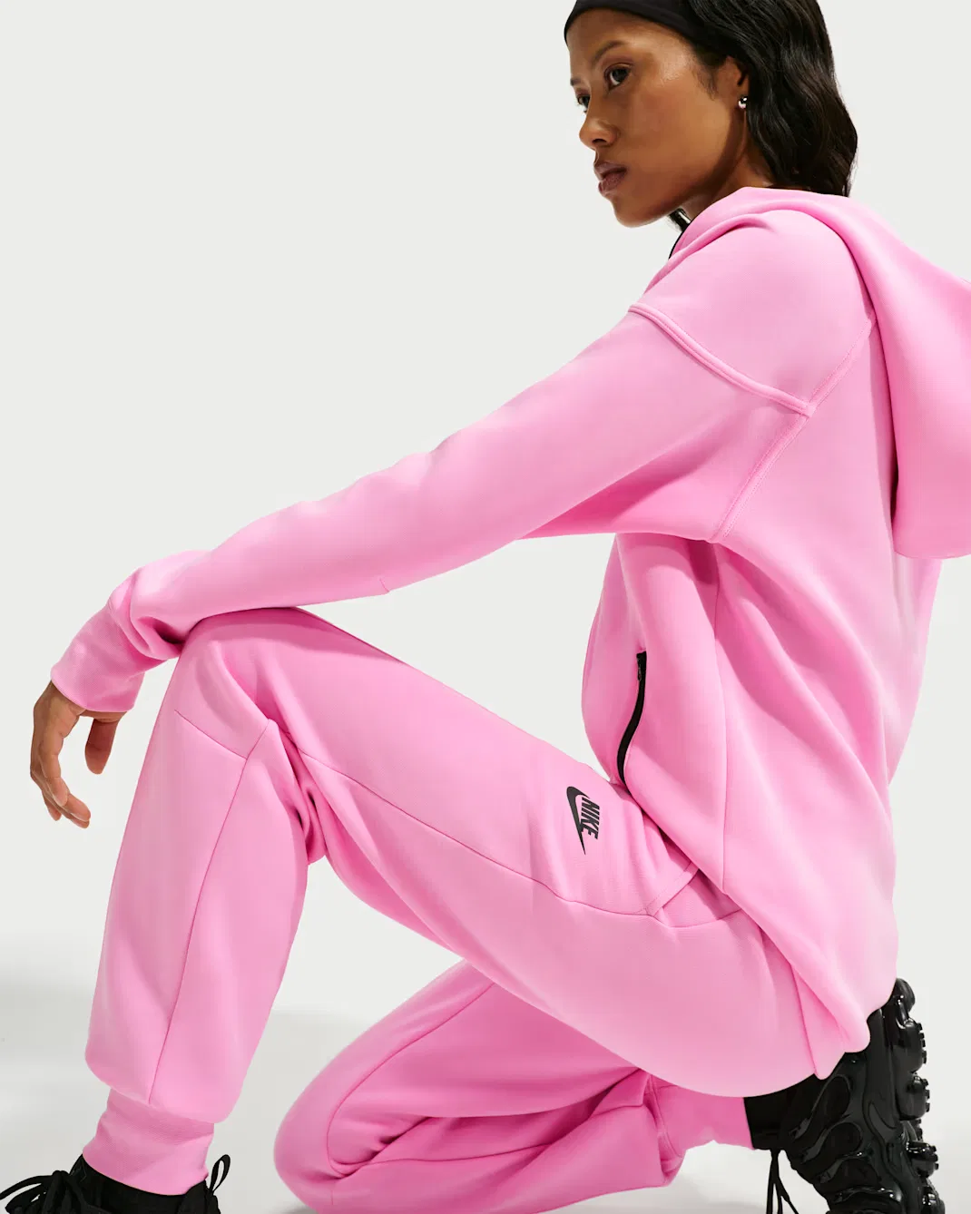 Женские спортивные брюки средней посадки Nike Sportswear Tech Fleece, Pink Rise/Black — фото 4