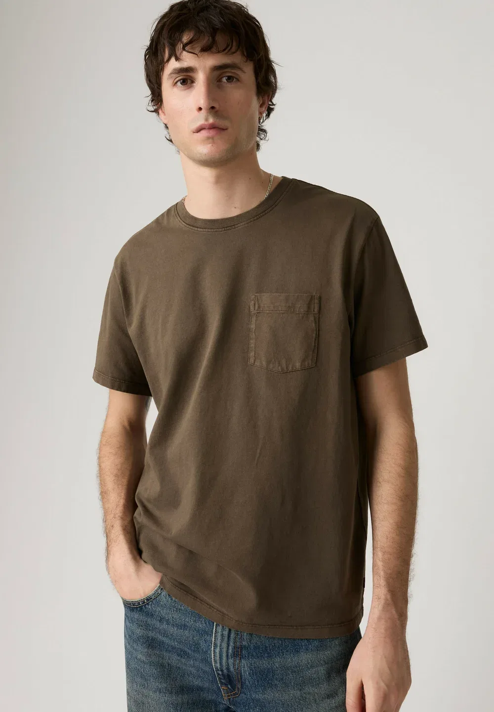 Свободная футболка с карманом - базовая футболка Levi'S, Garment Dye Deep Dep - Browns - — фото 4